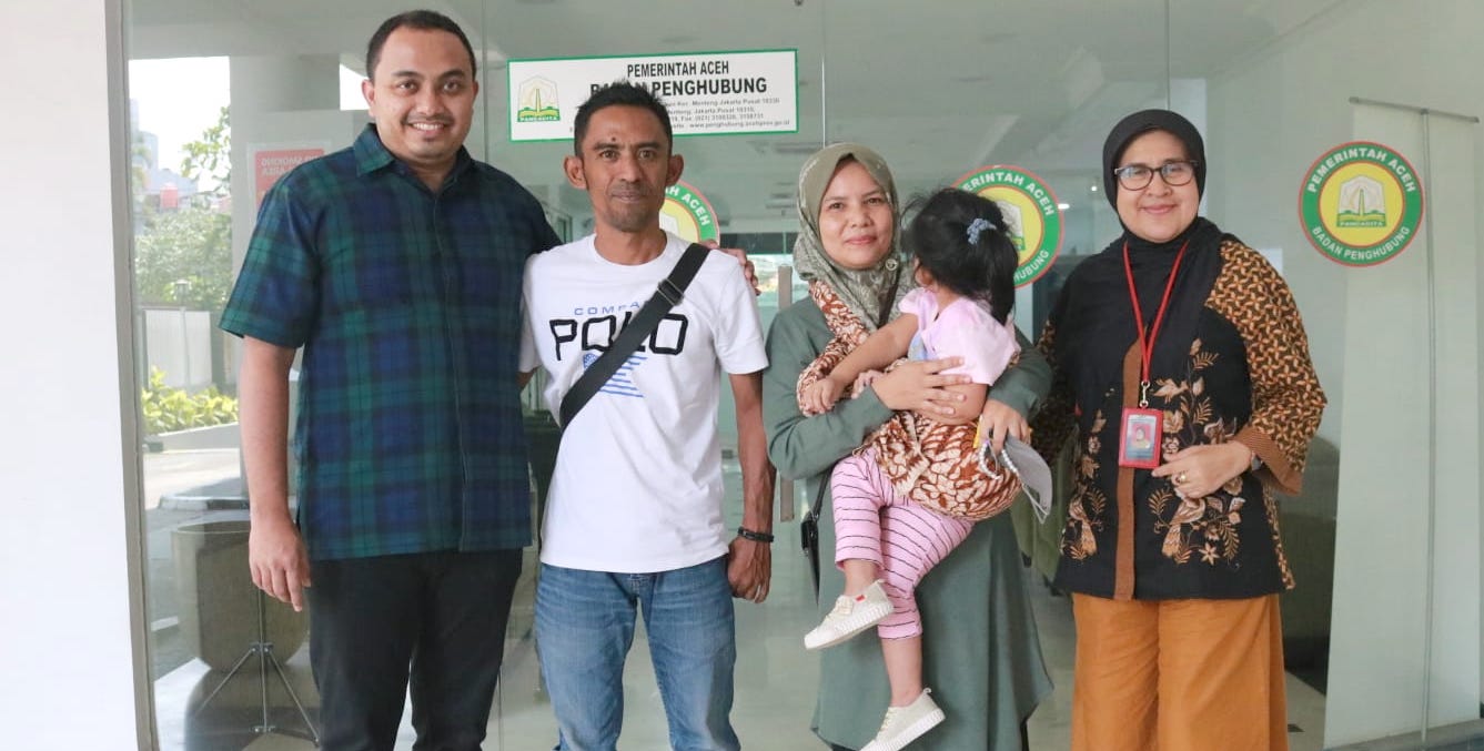 Kepala BPPA Akkar Arafat bersama bersama Kasubid Hubungan antar Lembaga dan Masyarakat Cut Putri Alyanur (kanan) usai menjamu kedatangan Zhafira bersama orang tuanya (tengah) di Kantor BPPA