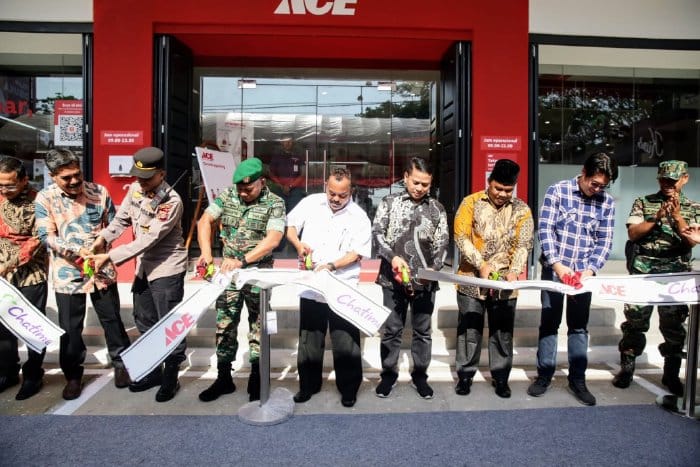 Asisten II Setdakab Aceh Besar M Ali bersama pejabat lainnya memotong pita dalam Opening ACE Hardware Indonesia dan Chatime di Jln Dr Mr Mohammad Hasan, Gampong Lamcot, Kecamatan Darul Imarah Aceh Besar, Jum'at (17/3)