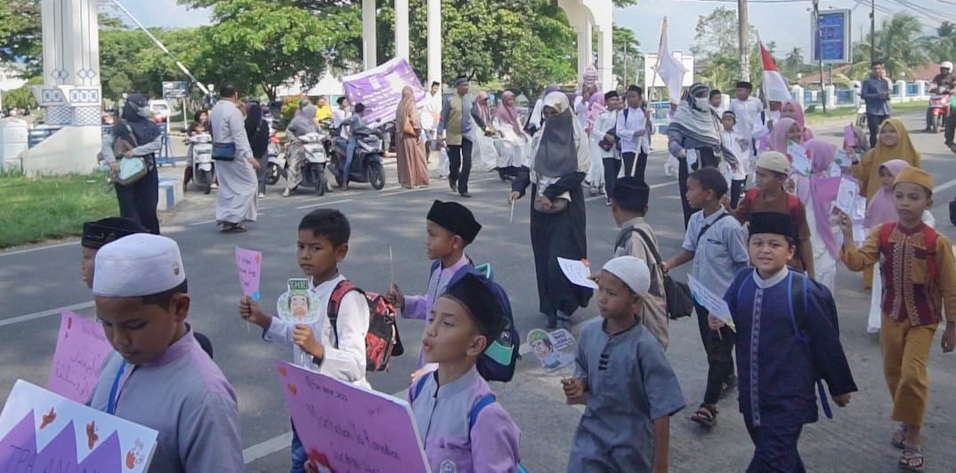 Anak-anak dari TPQ se-Kecamatan di Darul Imarah mengikuti pawai Tarhib Ramadhan 1444 Hijriah