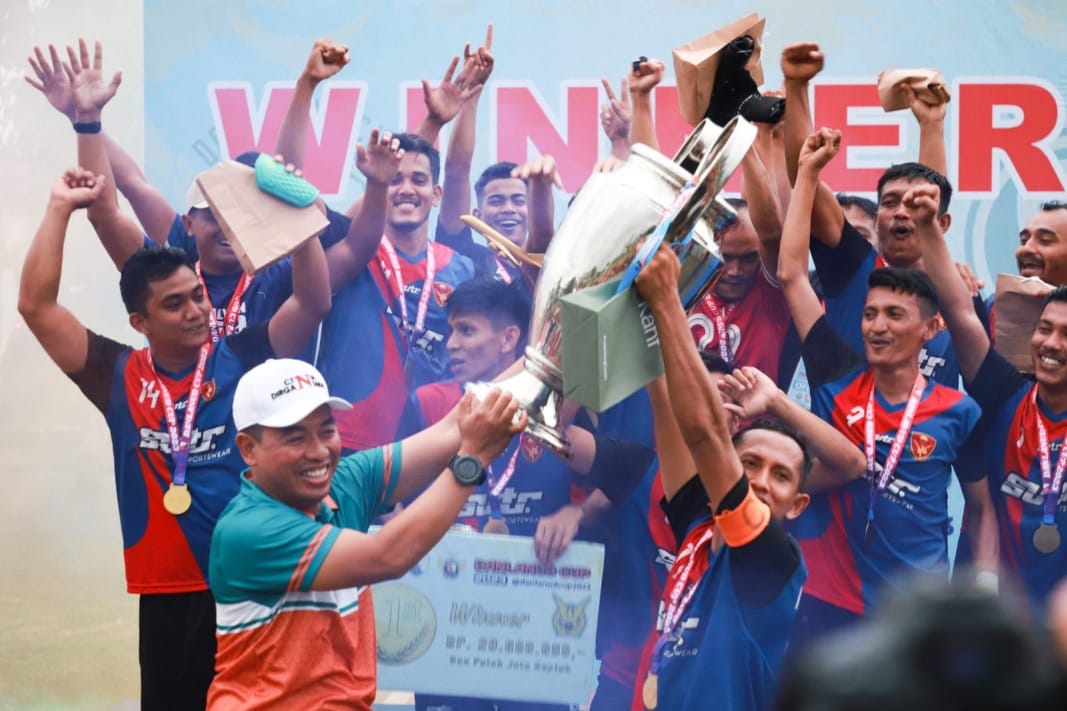 Danlanud SIM Kolonel Pnb Yoyon Kuscahyono menyerahkan piala kepada klub 469 Kopasgat yang menjadi juara sepak bola Danlanud Cup 2023, di Lapangan Danlanud SIM, Blang Bintang, Sabtu sore (18/3)