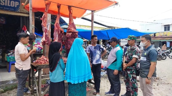 Harga daging masih stabil menjelang 2 hari meugang puasa Ramadhan 1444 Hijriah di Pasar Keutapang, Kecamatan Darul Imarah, Aceh Besar, Ahad (19/3)