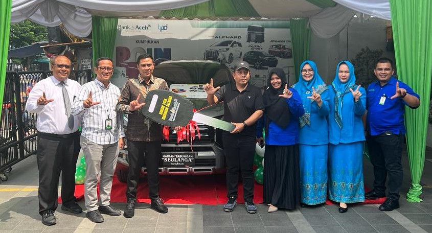 Pemimpin Pengganti Bank Aceh Cabang Kuala Simpang Afrian didampingi Pemimpin Cabang Medan Dony Rachman dan Wakil Pemimpin Cabang Medan, Kiki Rizky menyerahkan secara simbolis kunci Mobil Expander kepada nasabah Pemenang Tabungan Seulanga Zulmi di Bank Aceh Cabang Medan, Jum'at (17/3)