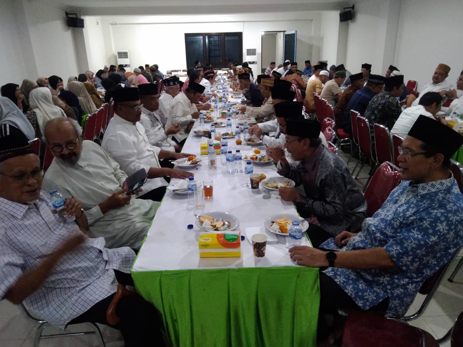 Pengurus Pusat Taman Iskandar Muda menggelar buka puasa bersama di Wisma TIM, Setiabudi, Jakarta Selatan, Sabtu (25/3)