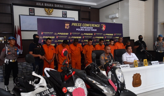 Kapolres Aceh Timur AKBP Andy Rahmansyah memberikan keterangan saat konferensi pers di Aula Bhara Daksa, Senin sore (27/3)