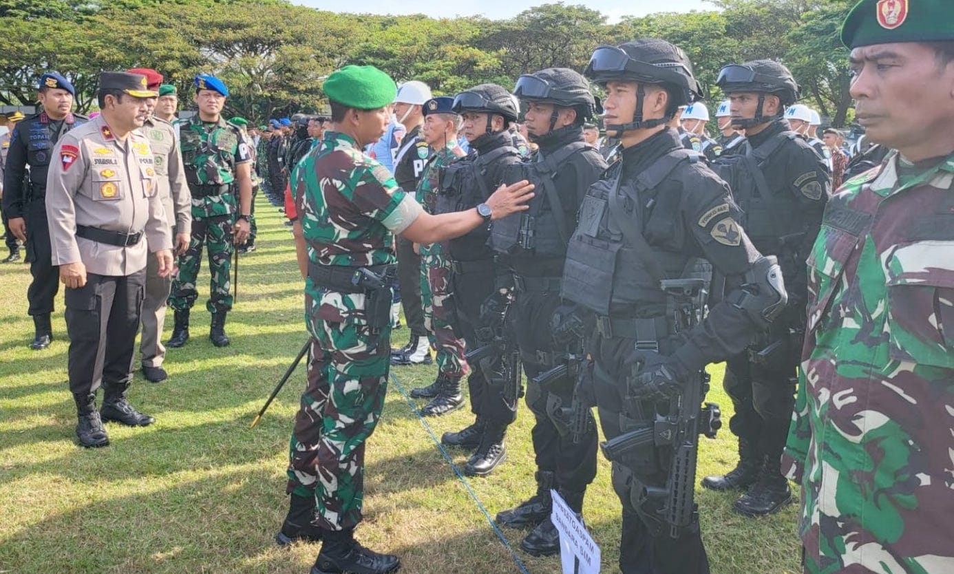 Pangdam IM Mayjen TNI Novi Helmy Prasetya didampingi Wakapolda Aceh Brigjen Pol Syamsul Bahri memeriksa pasukan pengamanan kunjungan Wapres RI Mar’uf Amin di Lapangan Blang Padang Banda Aceh, Selasa (28/3)