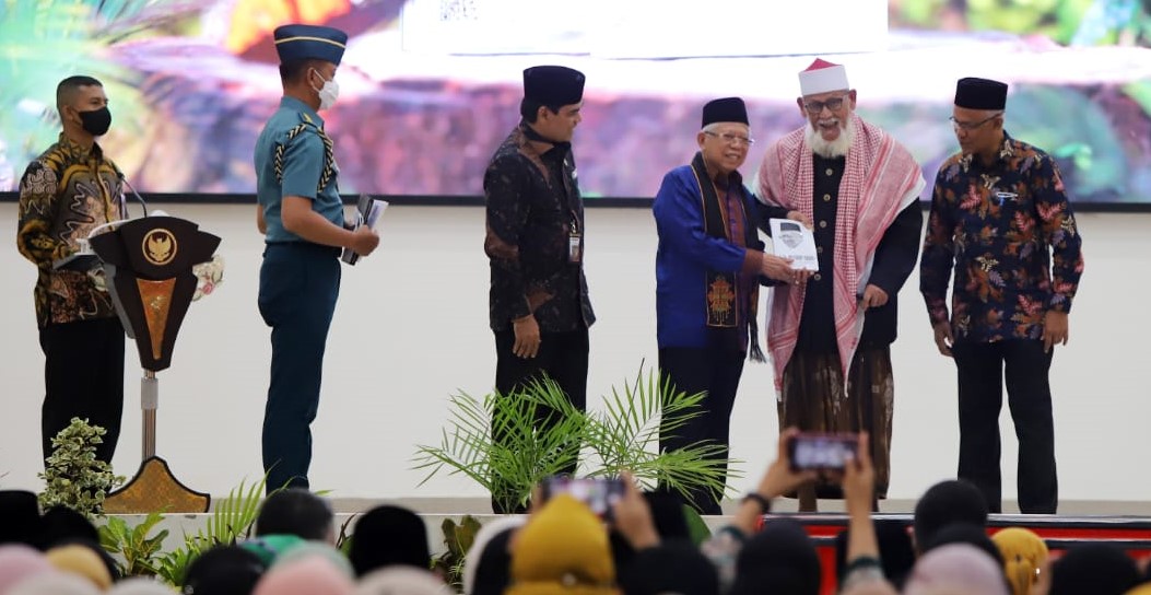 Wapres KH Ma'ruf Amin didampingi Rektor UIN Ar-Raniry Prof Mujiburrahman menyerahkan buku 'KH Ma'ruf Amin Bapak Ekonomi Syariah Indonesia' kepada ulama Aceh saat peluncuran di Aula Auditorium Prof Ali Hasjmy Darussalam Kampus UIN Ar-Raniry Banda Aceh, Kamis (30/3)
