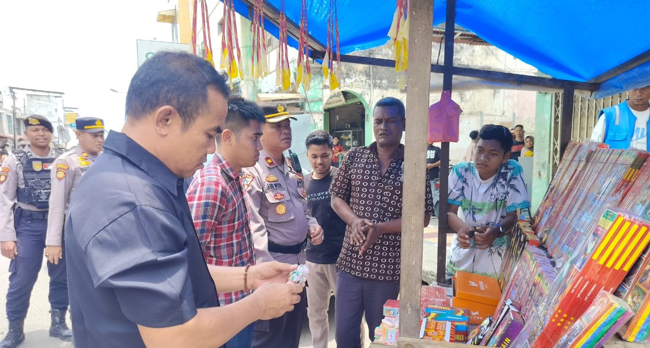 Personel gabungan Polres Lhokseumawe melakukan razia dengan sasaran penjual petasan dan kembang api