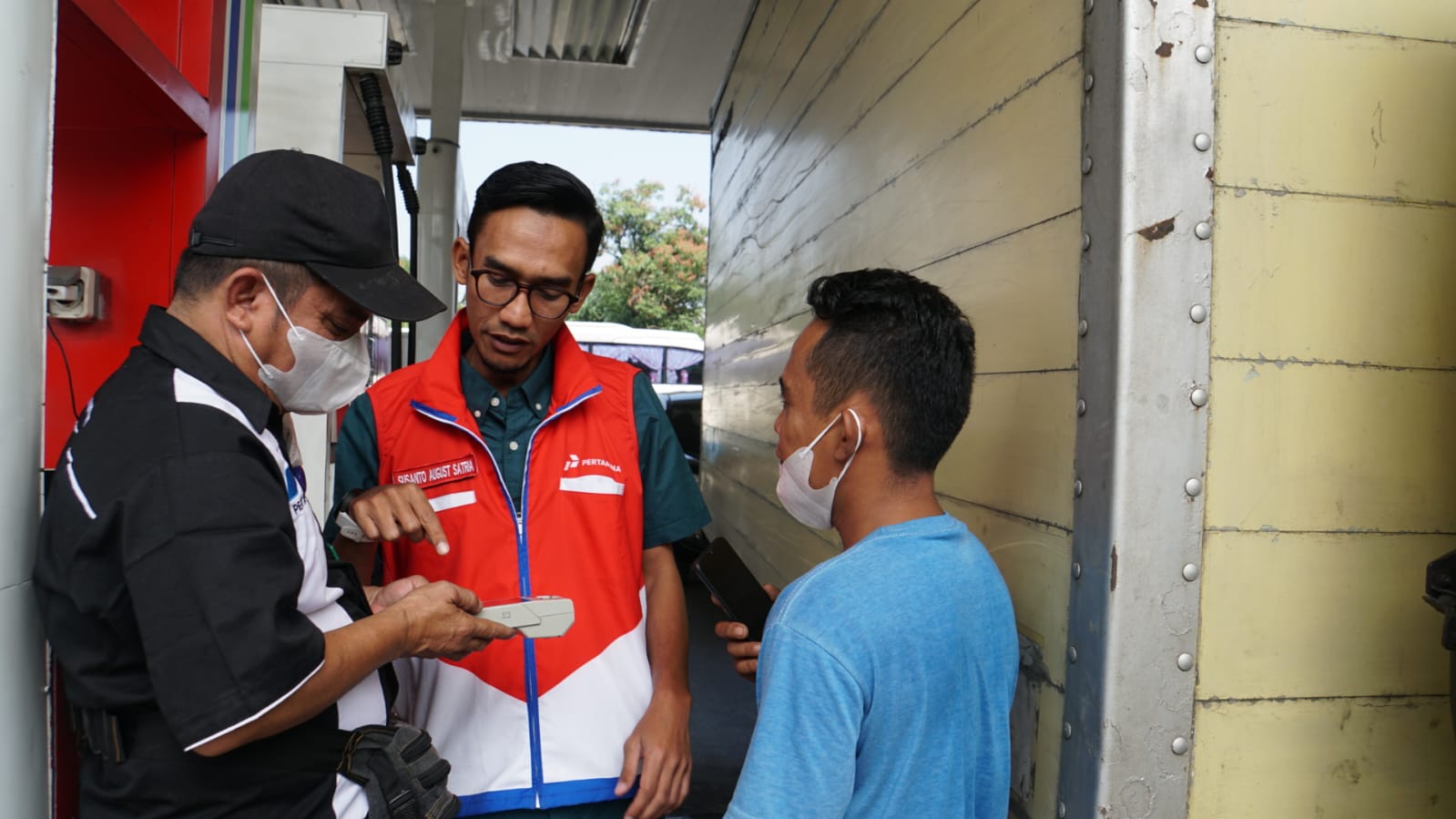 Pemilik kendaraan roda empat di Aceh memperlihatkan QR Code Subsidi Tepat saat pengisian BBM subsidi di SPBU