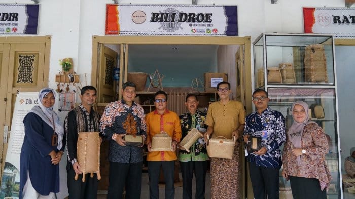 Ketua Harian Dekranasda Aceh Besar Darmansyah foto bersama rombongan Kepala Divisi Pelayanan Hukum dan HAM Aceh Junarlis saat melakukan kunjungan di Dekranada Aceh Besar, Desa Gani, Kecamatan Ingin Jaya, Aceh Besar