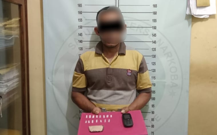 MW (33), seorang pemuda di Pidie ditangkap polisi karena memiliki 15 paket sabu