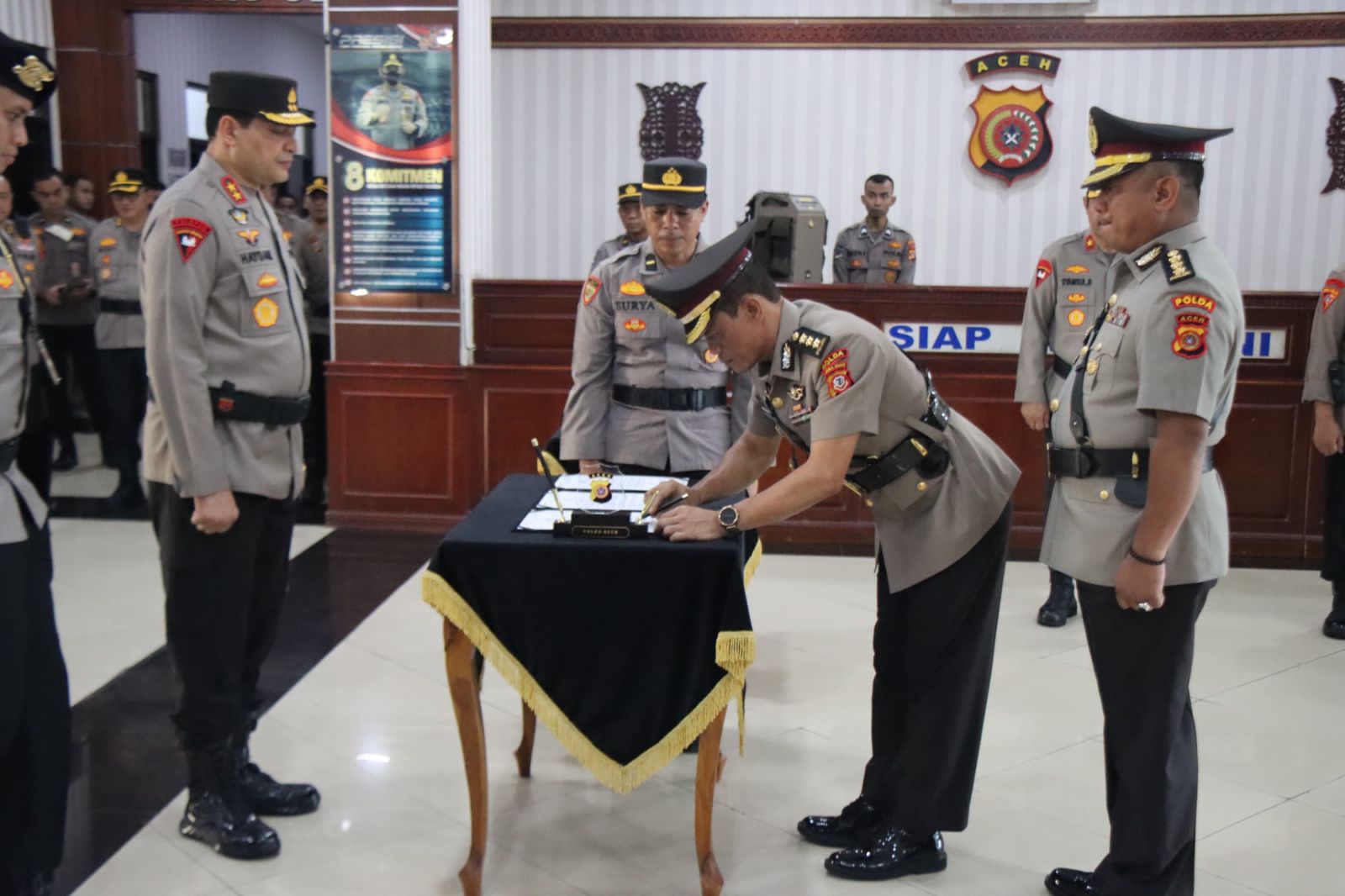 Kapolda Aceh Irjen Pol Ahmad Haydar memimpin upacara serah terima jabatan 3 Pejabat Utama Polda Aceh dan 3 Kapolres jajaran Polda Aceh, Selasa pagi (11/4)