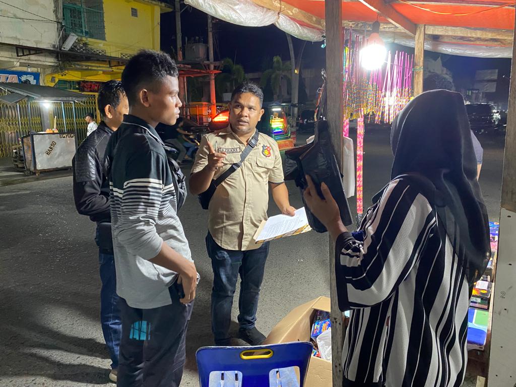 Satreskrim Polres Bireuen menyita ratusan petasan dengan daya ledak tinggi di pusat Kota Juang, Selasa malam, 11 April 2023