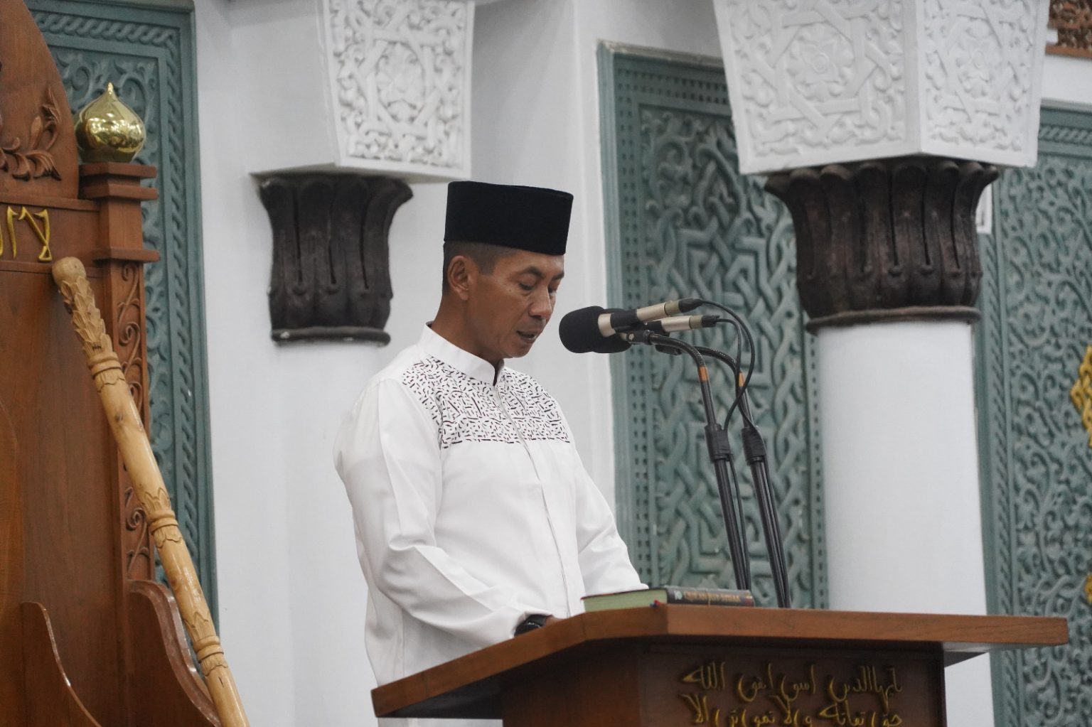 Pangdam IM Mayjen TNI Novi Helmy Prasetya melaksanakan shalat tarawih dan mengisi ceramah Ramadan 1444 Hijriah di Masjid Raya Baiturrahman Banda Aceh, Senin malam (17/4)