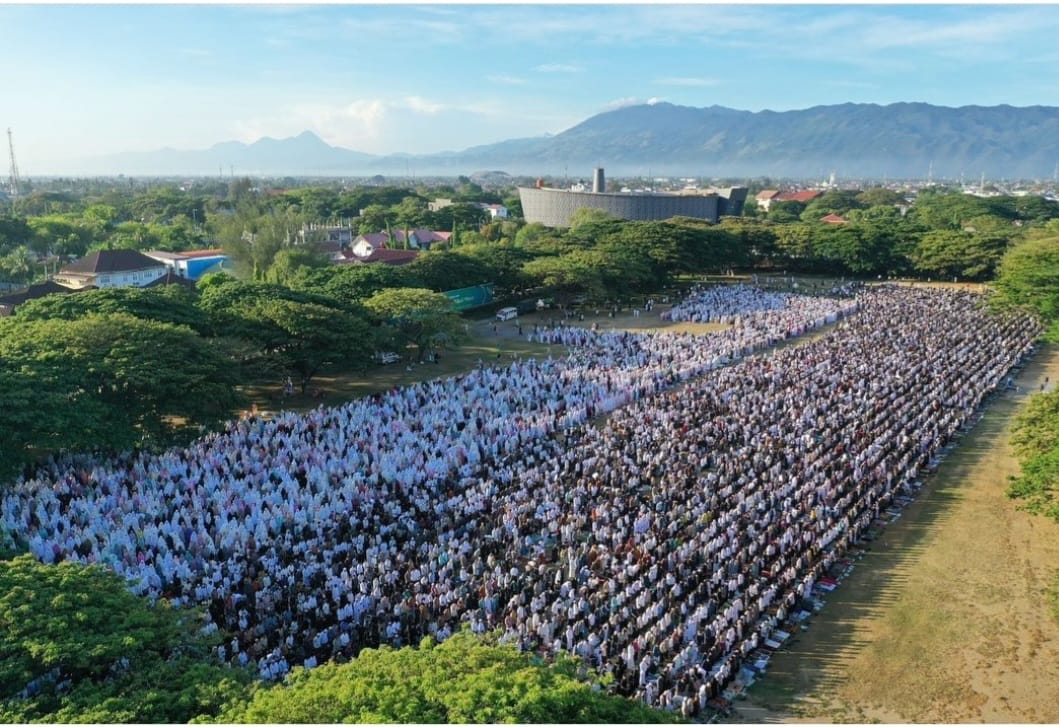 Ribuan masyarakat muslim melaksanakan Shalat Idul Fitri 1 Syawal 1444 Hijriah di Lapangan Blang Padang, Banda Aceh, Sabtu pagi (22/4)