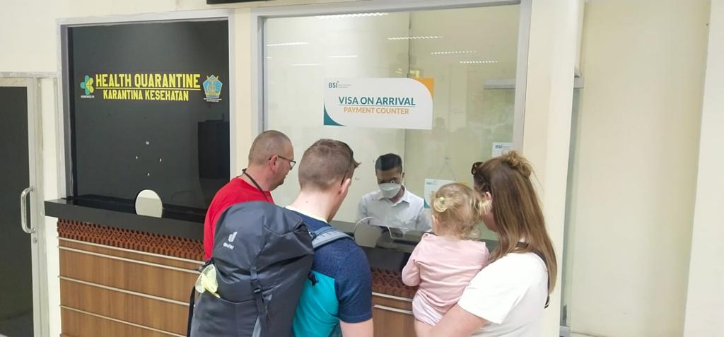Turis mancanegara mengurus Visa On Arrival di Bandara SIM Blang Bintang