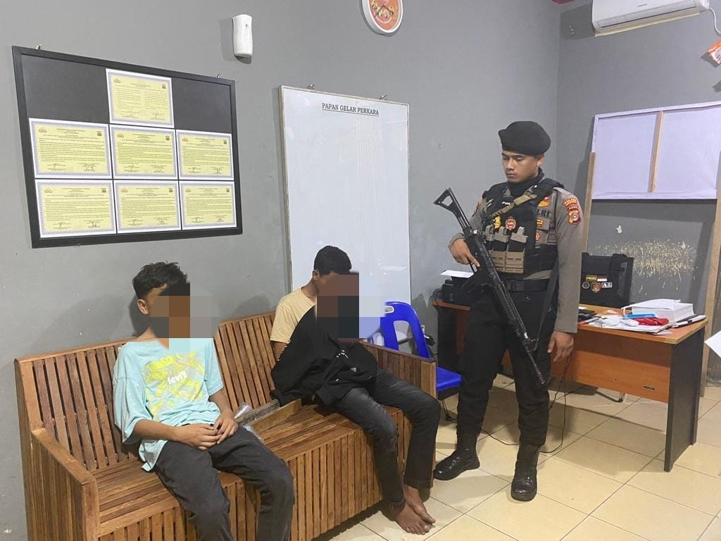 Tim URC Polres Lhokseumawe mengamankan dua remaja terduga pelaku pengeroyokan