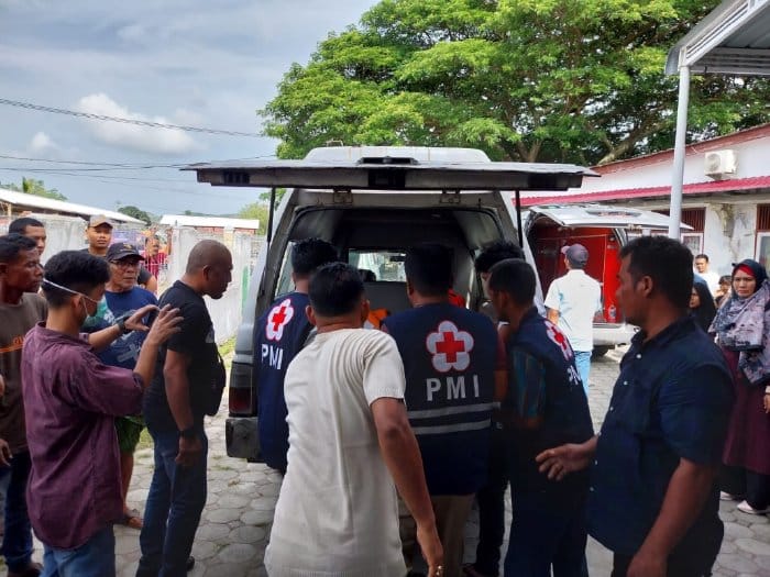 Tim medis melakukan evakuasi korban kecelakaan truk Masuk jurang asal Pidie di jalan Krueng Raya- Laweung baik yang meninggal dan luka-luka dibawa ke RSUDZA Banda Aceh untuk mendapatkan perawatan, Selasa (25/4)
