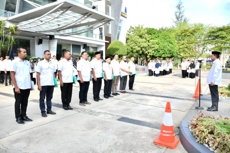Sekda Kota Banda Aceh Amiruddin memimpin apel hari pertama masuk kerja usai libur Lebaran Idul Fitri di Balai Kota, Rabu (26/4)