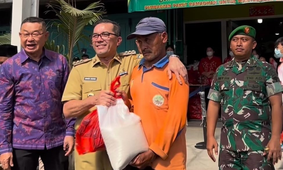 Pembagian paket sembako dari Yayasan Hakka Aceh yang diserahkan oleh Pj Wali Kota Banda Aceh Bakri Siddiq didampingi Ketua Yayasan Hakka Aceh Kho Khie Siong atau akrab disapa Aky. Penyerahan berlangsung di depan Kantor Hakka Aceh, Gampong Peunayong, Banda Aceh, Senin pagi (3/4)