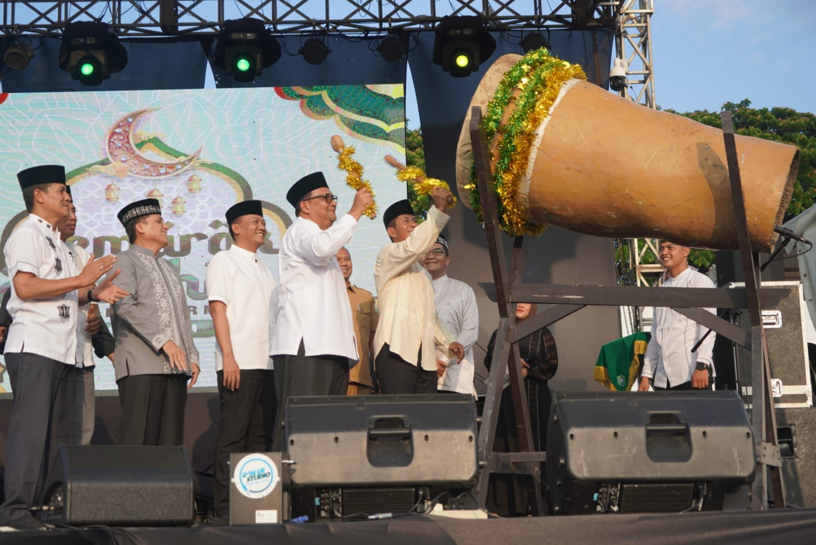 Pangdam IM Mayjen TNI Novi Helmy Prasetya didampingi Forkopimda Aceh melakukan pemukulan beduk saatcmembuka kegiatan Semarak Ramadhan dalam 1444 Hijriah di Lapangan Blang Padang Banda Aceh, Selasa (11/4)