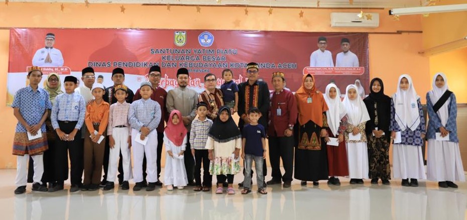 Pemerintah Kota Banda Aceh melalui Dinas Pendidikan dan Kebudayaan menyerahkan santunan kepada 1.624 yatim piatu, Kamis (13/4)