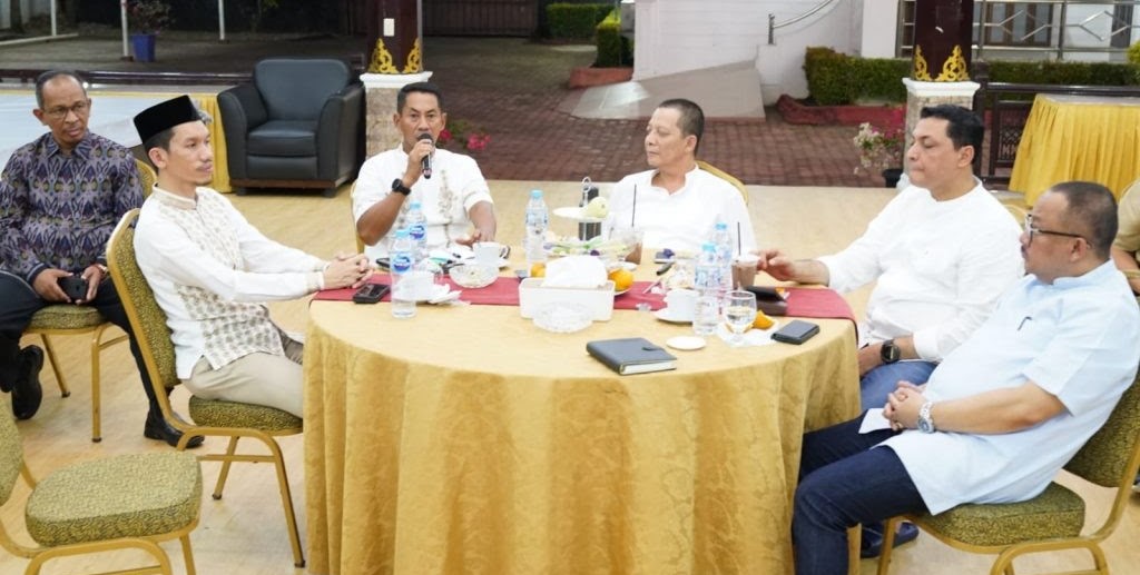 Pj Gubernur Aceh Achmad Marzuki beserta Forkopimda Aceh lainnya, saat menghadiri acara pemaparan Pangdam IM Mayjen TNI Novi Helmy Prasetya, tentang Program Tanam Jagung Kodam IM dan Program Pemerintah Aceh, di Joglo rumah dinas Pangdam IM, kawasan Blang Padang, Banda Aceh, Selasa malam (18/4)