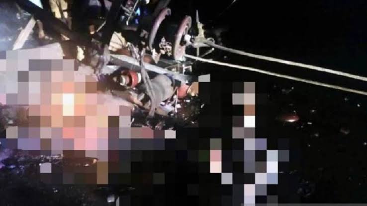 Dua warga Aceh Selatan tewas terbakar akibat tertimpa tiang listrik tumbang di wilayah gunung Alue Kriet Gampong Mutiara, Kecamatan, Sawang Aceh Selatan, Rabu malam (19/4)
