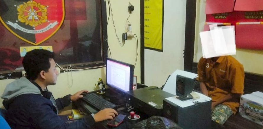 HE (23), pria asal Aceh Tenggara yang berprofesi buruh bangunan ditangkap Unit Resintel Polsek Jaya Baru, Polresta Banda Aceh akibat menggasak barang berharga milik tetangga