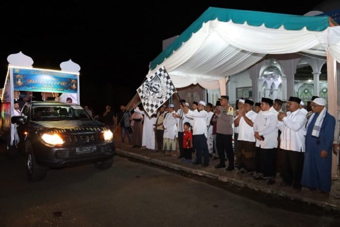 Pj Bupati Aceh Besar Muhammad Iswanto bersama Forkopimda dan Kepala OPD melepas pawai takbir keliling di halaman Masjid Al Munawwarah Kota Jantho Jum'at malam (21/4)