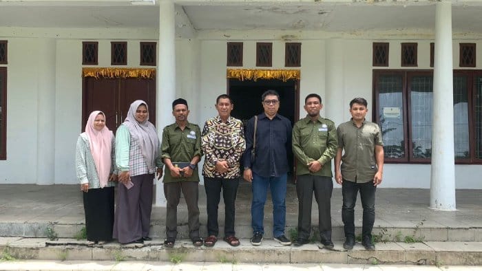 Direktorat Jenderal Budaya (Ditjenbud) Pembinaan Tenaga dan Lembaga Kebudayaan saat meninjau gedung meuseuraya, sebagai calon museum budaya Aceh Besar di Jantho, Kamis (27/4)