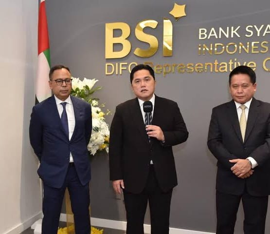 Menteri BUMN Erick Thohir didampingi Direktur Utama Bank Syariah Indonesia Hery Gunardi