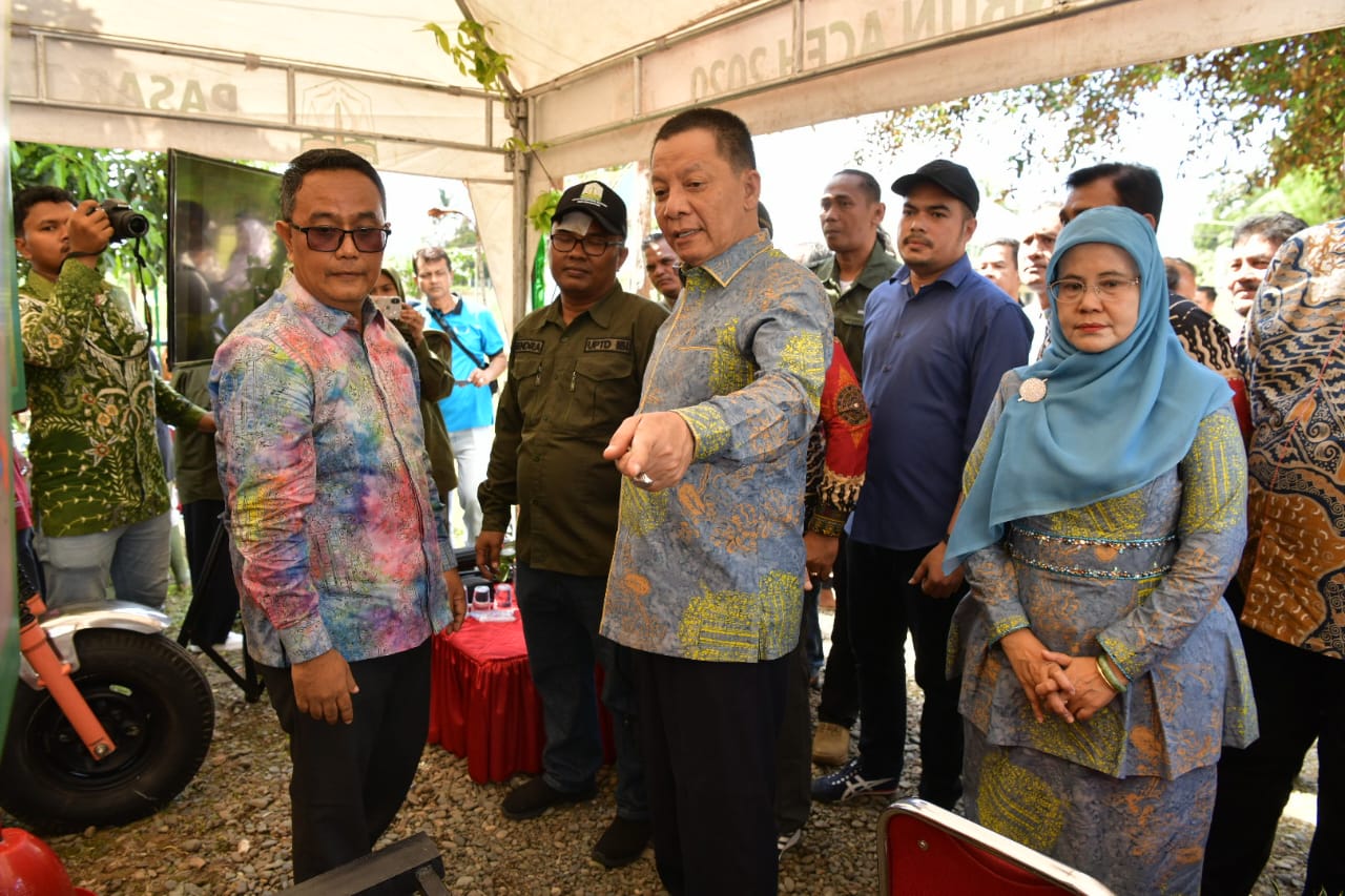 Pj Gubernur Aceh Achmad Marzuki didampingi sejumlah Kepala SKPA Meninjau Stan Teknologi Pertanian dan Produk Unggulan usai membuka Pekan Daerah Petani- Nelayan di halaman Unit Diklat Pertanian dan Perkebunan Aceh di Saree, Aceh Besar, Kamis (11/5)