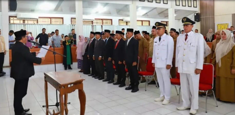 Pj Bupati Pidie melantik 64 pejabat Eselon III dan IV di lingkungan Pemkab Pidie, di Oproom kantor bupati setempat, Jum'at siang (12/5)