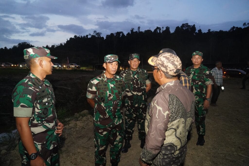 Pangdam IM Mayjen TNI Novi Helmy Prasetya didampingi Danrem 011/Lilawangsa mengunjungi kawasan pedalaman di Desa Lubok Pusaka, Kecamatan Langkahan, Aceh Utara, Kamis (11/5/2023)