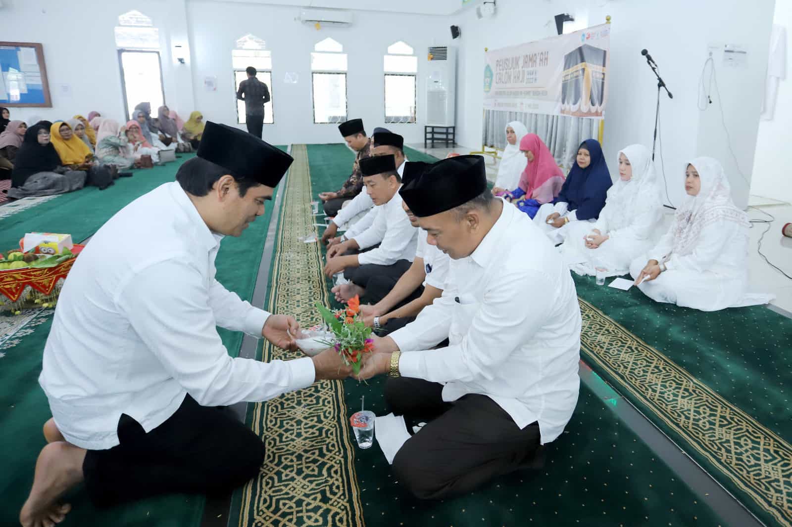 Peusijuek 18 Calon Jamaah Haji (CJH) keluarga besar UIN Ar-Raniry oleh Rektor Prof Mujiburrahman di Masjid Fathun Qarib kampus setempat, Rabu (17/5)