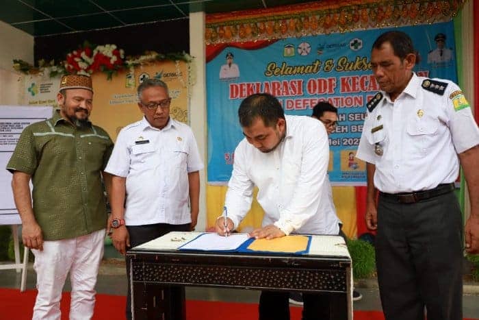 Pj Bupati Aceh Besar Muhammad Iswanto didampingi Ketua DPRK Iskandar Ali, Plt Kadis Kesehatan Farhan AP dan Camat Lembah Seulawah Husaini BA menandatangani berita acara saat deklarasi Kecamatan Lembah Seulawah sebagai Kecamatan Stop Buang Air Besar Sembarangan (BABS) di halaman Puskesmas Lembah Seulawan, Saree, Rabu (17/5)