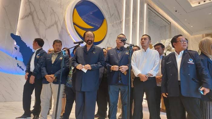 Ketua Umum Partai Nasdem Surya Paloh memberikan keterangan pada jumpa pers di Nasdem Tower, Gondangdia, Menteng, Jakarta, Rabu (17/5/2023)