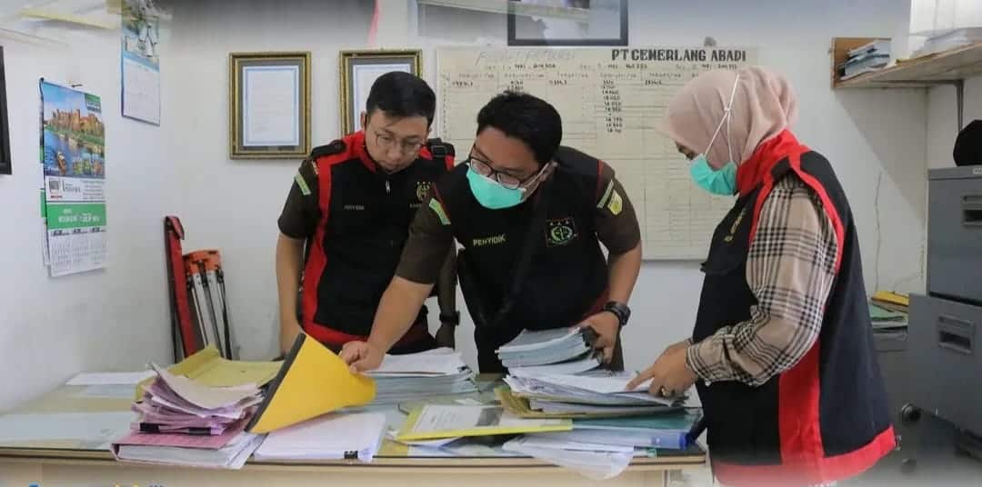 Tim Penyidik Kejari Abdya dan Kejati Aceh menggeledah Kantor PT Cemerlang Abadi (CA) di Kecamatan Babahrot, Rabu (17/5)