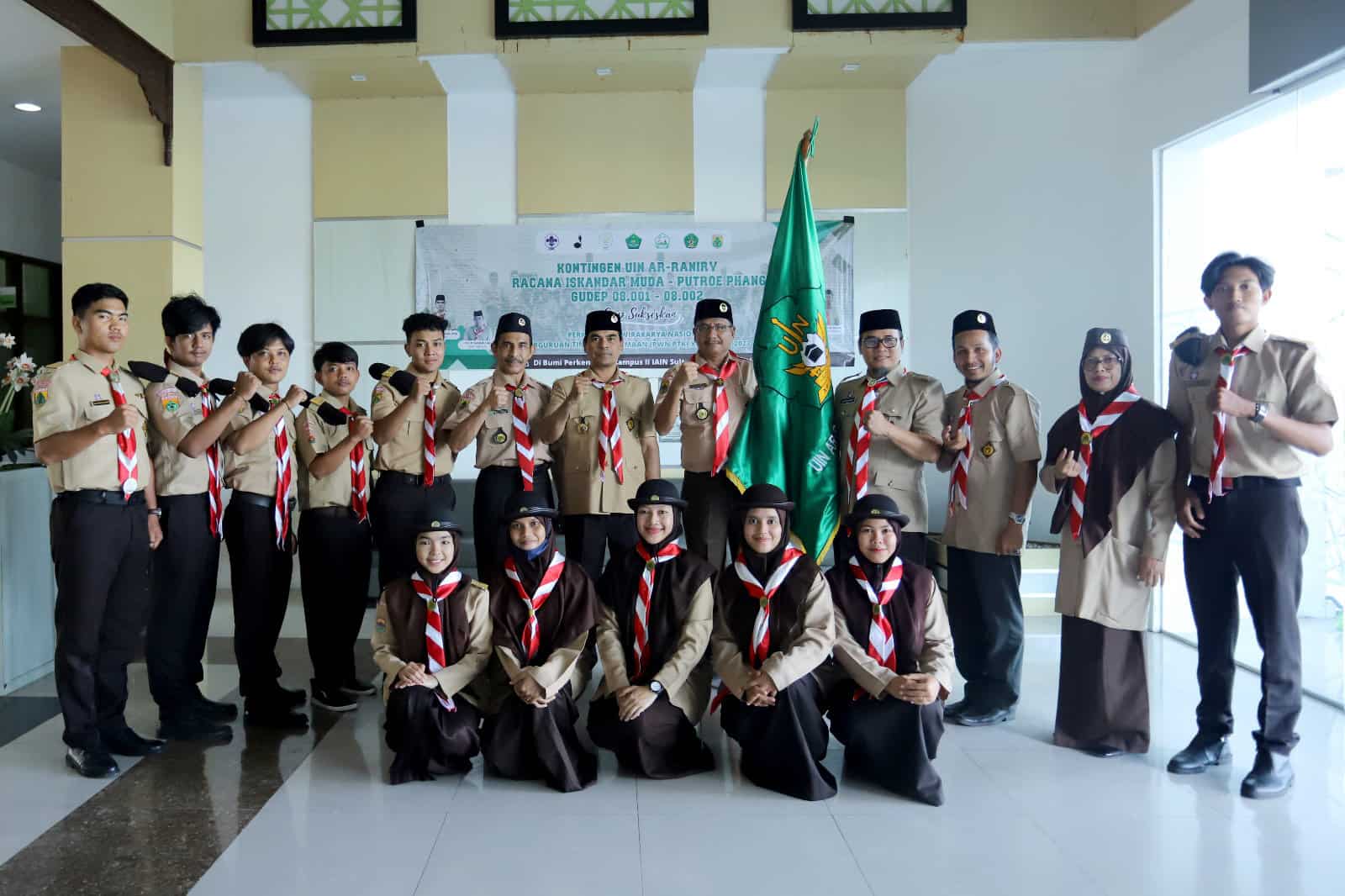 Rektor UIN Ar-Raniry Prof Mujiburrahman melepaskan 17 peserta ke Perkemahan Wirakarya Nasional di Gorontalo