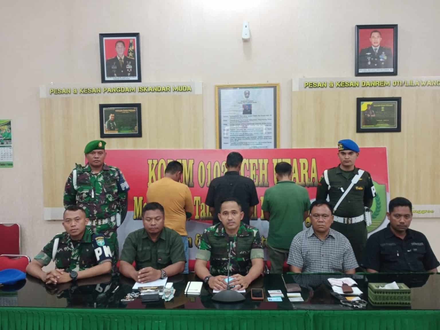 Dandim 0103/Aceh Utara Letkol Inf Hendrasari Nurhono memberikan keterangan pada konfrensi pers penangkapan Intel TNI gadungan, di Aula Yudha Kodim 0103/Aceh Utara, Sabtu (20/5/2023)