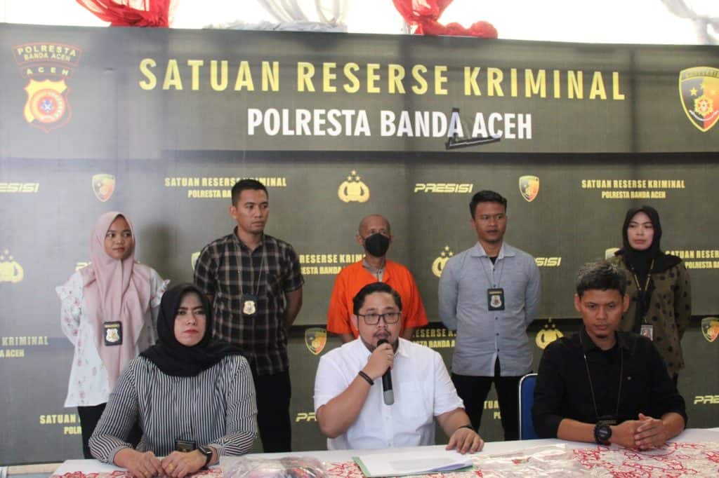 Kasat Reskrim Polresta Banda Aceh Kompol Fadillah Aditiya memberikan keterangan terkait penangkapan Kakek yang mencabuli dua cucunya, Selasa (23/5)