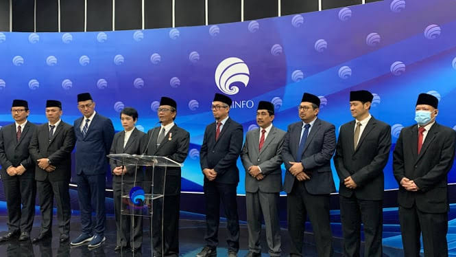 Plt Menteri Kominfo Mahfud MD bersama jajaran eselon 1 Kemenkominfo saat melakukan jumpa pers usai melantik 4 pejabat eselon 1 di Jakarta, Selasa (23/5)