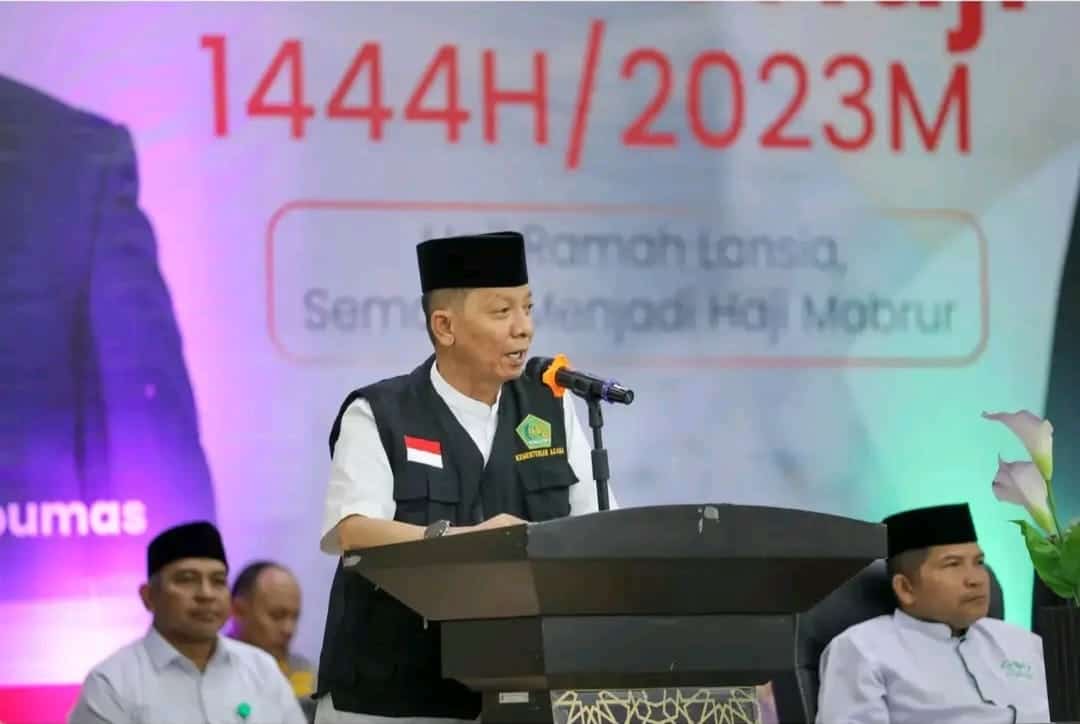 Pj Gubernur Aceh Achmad Marzuki memberikan sambutan sekaligus melepas keberangkatan calon Jamaah Haji kloter 1 di Aula Jeddah Asrama Haji Embarkasi Aceh, Banda Aceh, Selasa malam (23/5/2023)