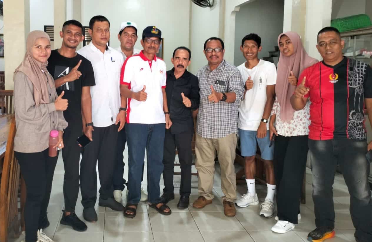 Ketua Umum Pengprov PASI Aceh Bachtiar Hasan didampingi Sekretaris Umum Pengprov PASI Aceh Dr Mansur MKes bersama atlet, pelatih, manajer saat pelepasan ke Kejurnas, Selasa (23/5/2023)