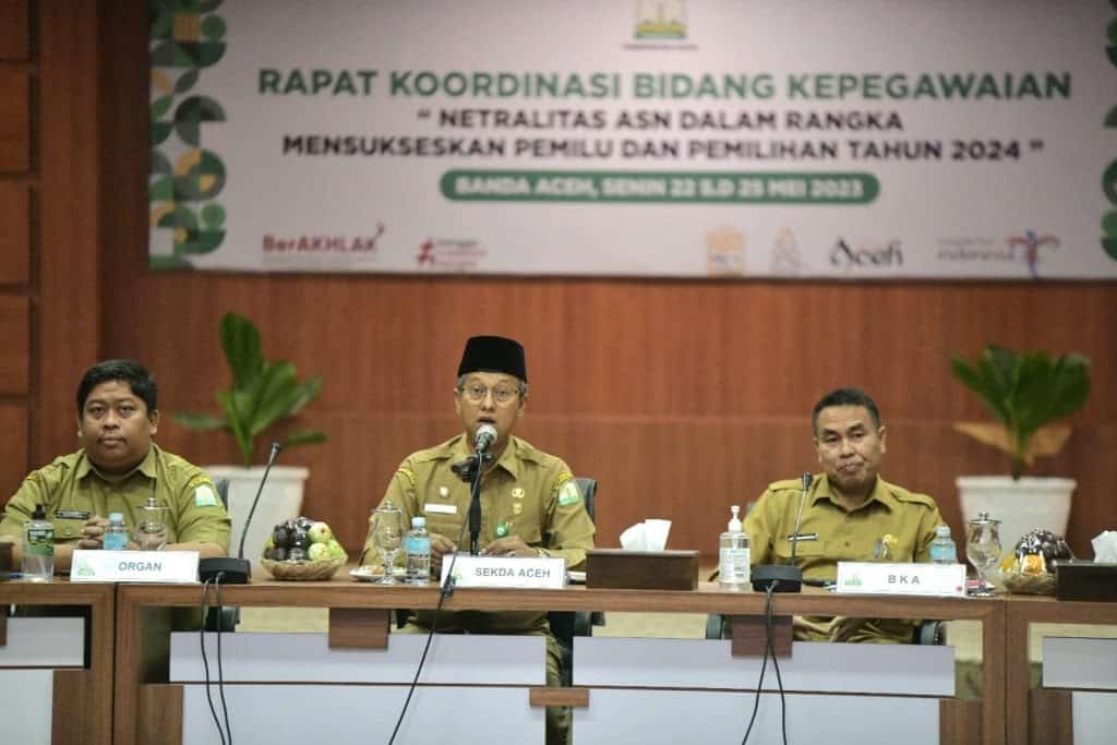 Asisten Administrasi Umum Sekda Aceh Dr Iskandar AP saat membuka Rakor Bidang Kepegawaian 'Netralitas ASN dalam rangka Menyukseskan Pemilu dan Pemilihan Tahun 2024 di Gedung Serbaguna Setda Aceh, Selasa (23/5)