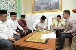 Sekda Aceh Bustami Hamzah saat menandatangani akta pendirian Yayasan Waqaf Masjid Raya Baiturrahman Aceh, Jum'at (26/5)