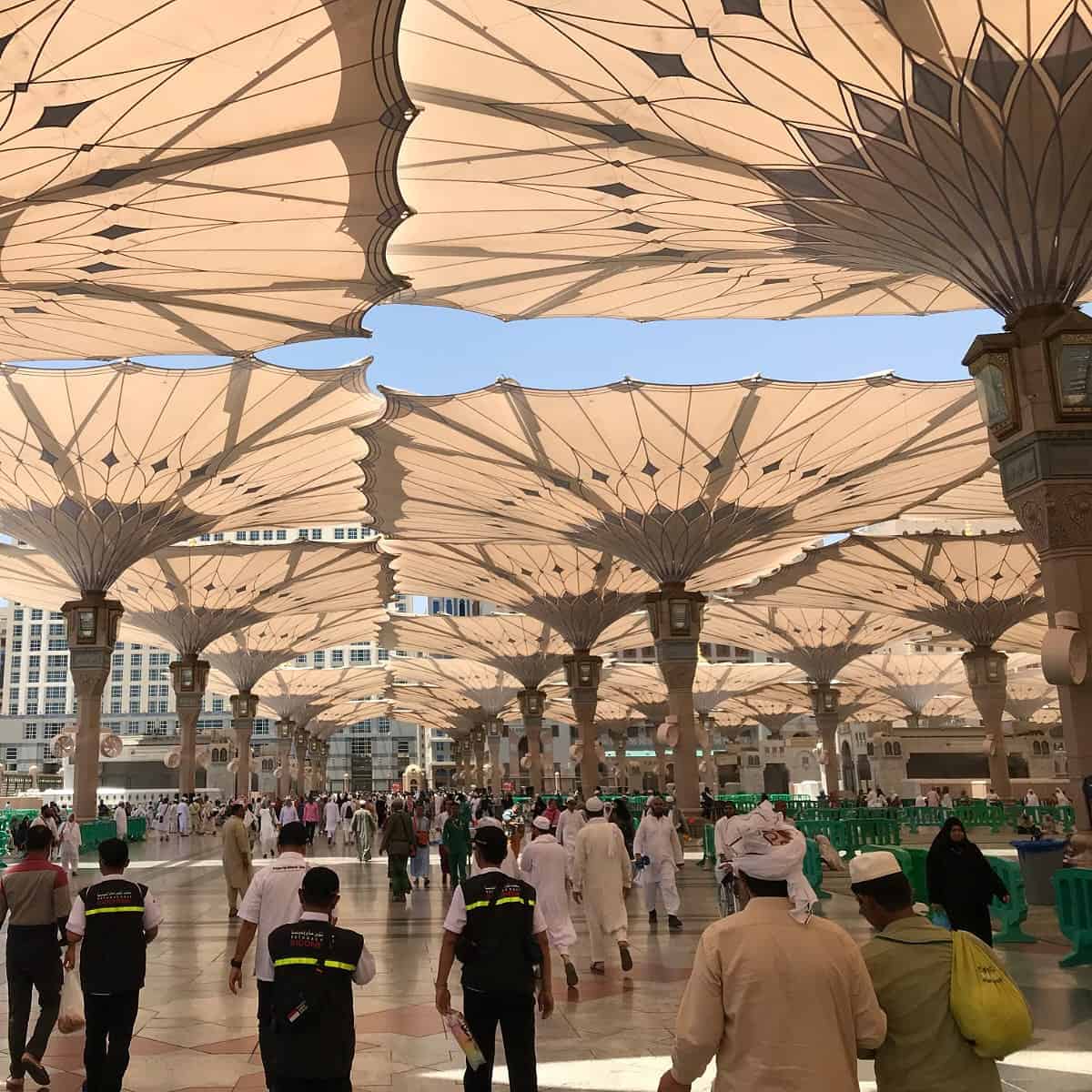 Para jamaah haji yang melaksanakan Salat Jum'at pertama di Masjid Nabawi Madinah banyak yang tidak tahu pulang ke penginapannya
