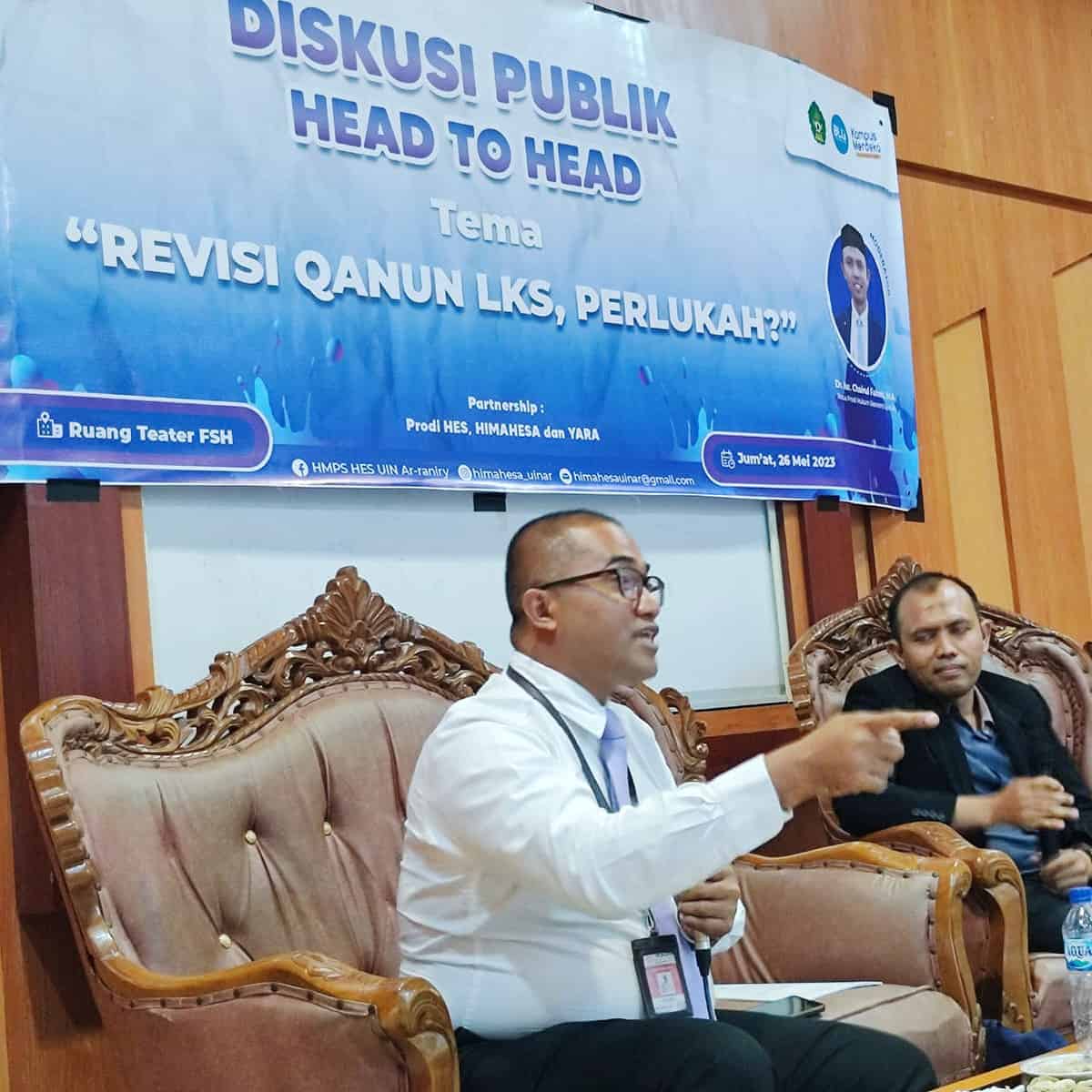 Ketua YARA Safaruddin saat menjadi pembicara diskusi publik dengan tema “Revisi Qanun LKS, Perlukah?” yang digelar Prodi Hukum Ekonomi Syariah (HES) Fakultas Syariah dan Hukum (FSH) UIN Ar-Raniry, Jum'at (26/5)