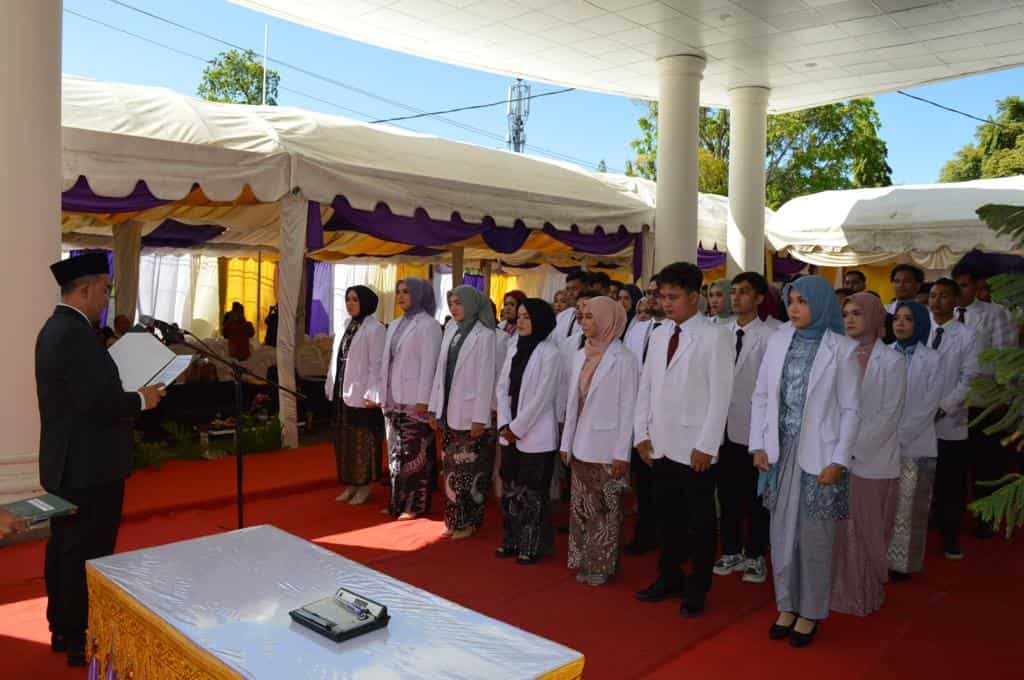 Dekan FKH USK drh Teuku Reza Ferasyi MSc PhD melantik dan mengambil sumpah 93 Dokter Hewan Baru USK di FKH USK Banda Aceh, Sabtu, 27 Mei 2023