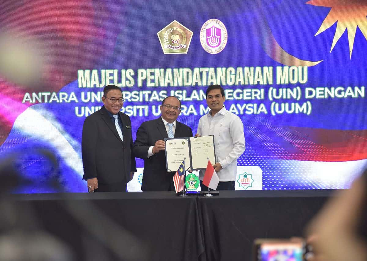 Rektor UIN Ar-Raniry Prof Dr Mujiburrahman MAg dan Vice-Chancellor Universiti Utara Malaysia (UUM) Prof Dr Mohd Fo'ad Sakdan menandatangani MoU kerja sama program double degree di Grand Mercure Harmoni Jakarta, Senin (29/5)